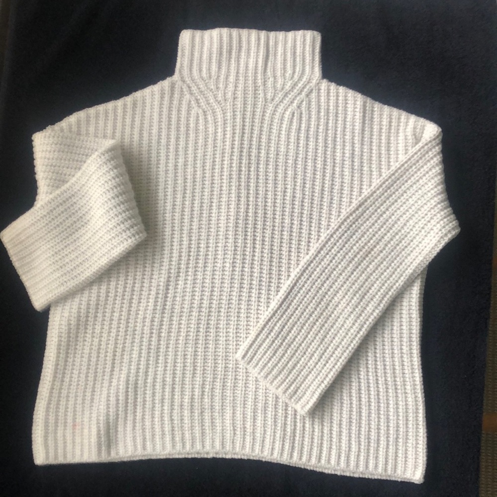 Vince mock neck sweater. Light gray made with wool viscose and cashmere.